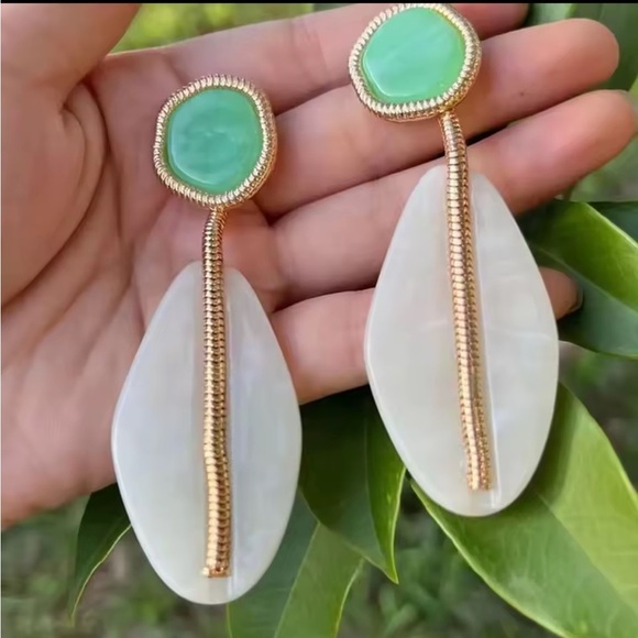 Zara Geometric Resin Earrings - Picture 6 of 7